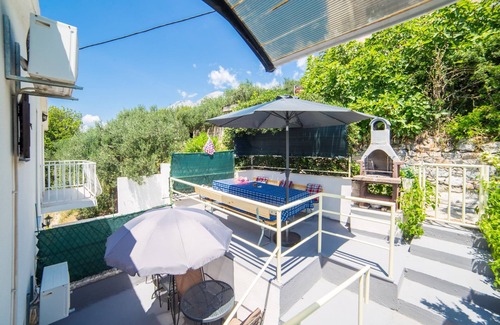 Bratus Apartment | studio next to the beach w terrace & parking