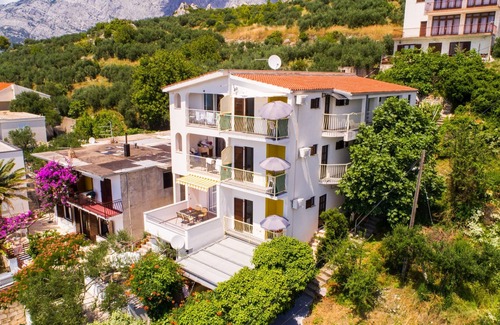 Bratus Apartment | studio next to the beach w terrace & parking
