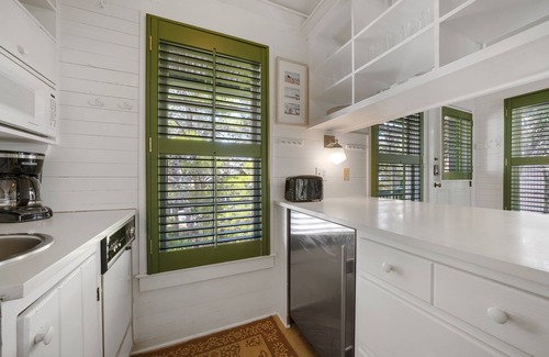 Seaside Cottage | Studio on Seaside Avenue! Steps to Beach, Town. Patio, Balcony, King, 2 Bikes