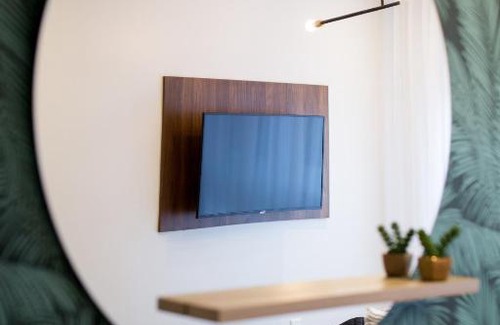 Little Italy Apartment | Studio Palms Steps from JeanTalon Market Full Bath by Den Stays