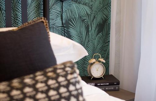 Little Italy Apartment | Studio Palms Steps from JeanTalon Market Full Bath by Den Stays