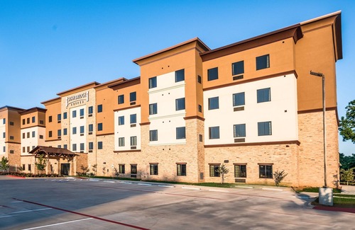 Lake Jackson Apartment | Studio | Pool + King bed + FREE Breakfast