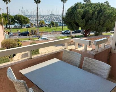 Antibes City Centre Apartment | STUDIO PORT VAUBAN vue port excellente situation climatisé Fibre