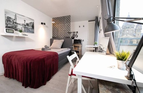 Pempelfort Apartment | Studio Rosso Zentral Altstadt Balkonmesse