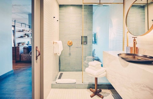 South River City Hotel | Studio-Style Suite with Balcony Overlooking Pool