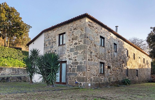 Amares Apartment | Studio 'Suite - Quinta Da Ataíde' with Mountain View, Shared Pool and Wi-Fi