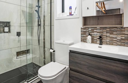 Christchurch House | Studio Unit with Spa Bath