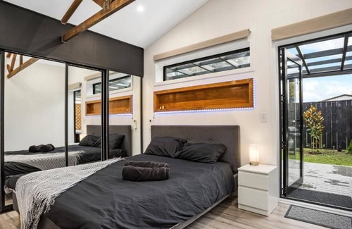 Christchurch House | Studio Unit with Spa Bath
