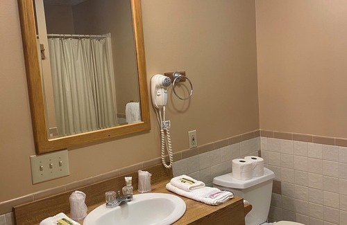 Golconda House | Studio w/ Full Kitchen - Peaceful Adventures Begin Here!