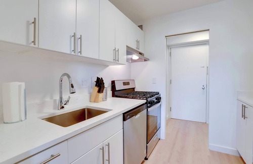 Court House Apartment | Studio with Park Views in Lively Clarendon!