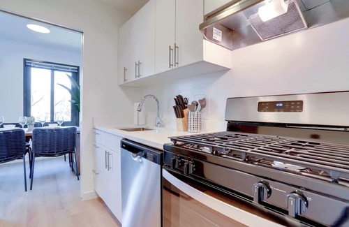 Court House Apartment | Studio with Park Views in Lively Clarendon!