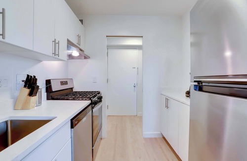 Court House Apartment | Studio with Park Views in Lively Clarendon!