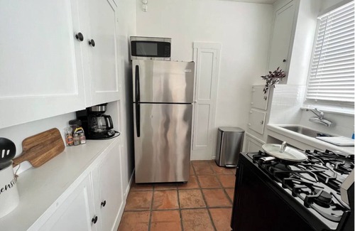Mid-Wilshire Apartment | Studio within walking distance of LACMA