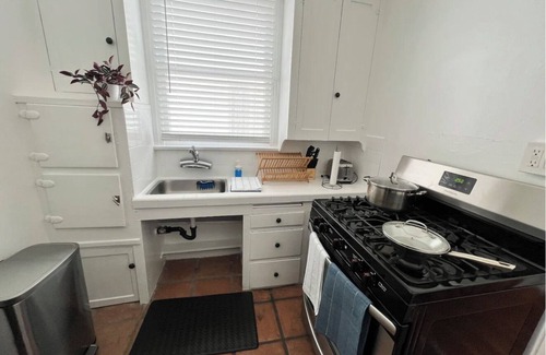 Mid-Wilshire Apartment | Studio within walking distance of LACMA