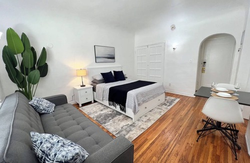 Mid-Wilshire Apartment | Studio within walking distance of LACMA