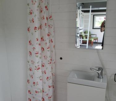 Jarna Cabin | Stuga med bastu i naturen nära Stockholm