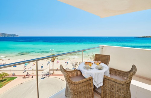 Sant Llorenc des Cardassar Apartment | STUNNING MODERN APARTMENT ON FRONT ROW OF THE BEACH. Wi-Fi & PRIVATE PARKING