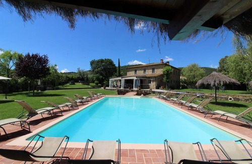 Civitella in Val di Chiana Villa | Stunning private villa with WIFI, private pool, TV, pets allowed and parking, close to Arezzo