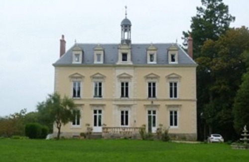 Parennes Bed & Breakfast | Stunning 19th-Century Chateau with Spacious Rooms, Private Park, Wifi & Local Breakfast