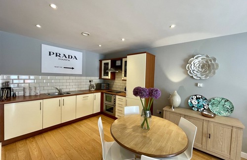 Leamington Spa Apartment | Stunning 2-bed Town Centre Flat - Hosted by Hutch