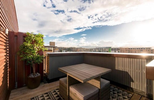 West End Apartment | Stunning 2 bed penthouse, panoramic views & parking