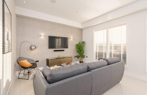 West End Apartment | Stunning 2 bed penthouse, panoramic views & parking