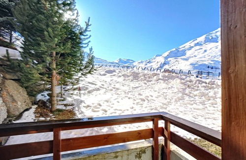 Les Bruyeres Apartment | Stunning 2-room apt, sleeps 4, balcony, ski-in/ski-out, WiFi
