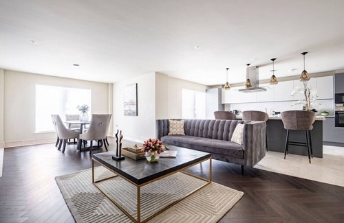 Chigwell Apartment | Stunning 2BA, 2BR, Apt, Desirable Chigwell