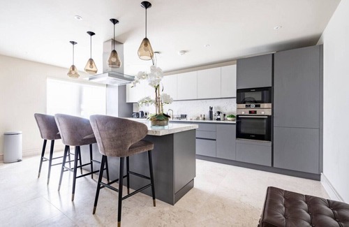 Chigwell Apartment | Stunning 2BA, 2BR, Apt, Desirable Chigwell