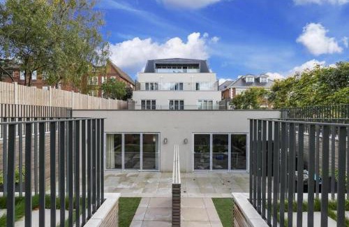 Chigwell Apartment | Stunning 2BA, 2BR Apt, Desirable Chigwell CHCL F6