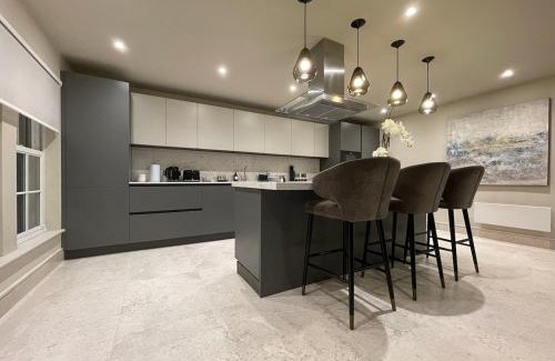 Chigwell Apartment | Stunning 2BA, 2BR Apt, Desirable Chigwell CHCL F6