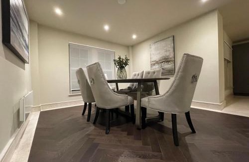 Chigwell Apartment | Stunning 2BA, 2BR Apt, Desirable Chigwell CHCL F6