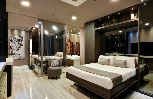 Popular Apartment | Stunning 2BR Suite w/Jacuzzi right on Lleras Park