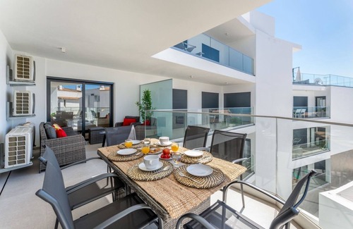 Olhos D'Agua Apartment | Stunning 3 BDR Flat W/Rooftop Pool by LovelyStay