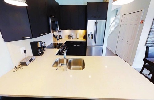 Four Corners House | Stunning 3 bed/3 bath end-of-row townhome, dip pool, balcony, Disney 9 miles!