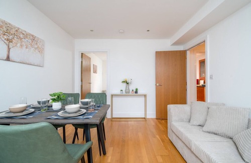 Greenwich West Apartment | Stunning 3 Bedroom Flat, with Parking, Sleeps Six, Near Greenwich Park