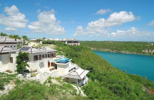 Freetown Villa | Stunning 3 bedroom villa with Pool & Jacuzzi