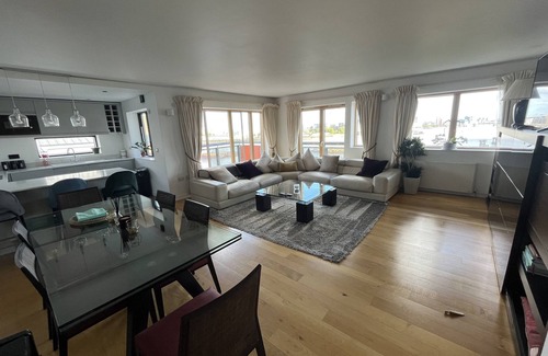 Peninsula Apartment | Stunning 3 Double Bedroom Apt in Greenwich 8 min walk to O2 River views