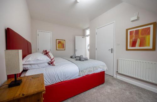 Reading Apartment | Stunning 3BR, Free Parking, near Town Center, Long term discoun