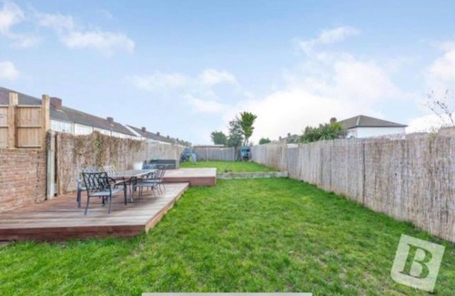 Squirrel's Heath House | Stunning 4-Bed House in Gidea Park