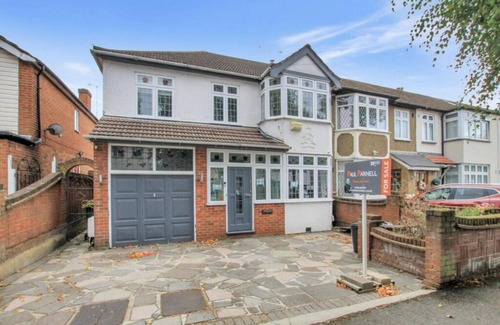 Squirrel's Heath House | Stunning 4-Bed House in Gidea Park