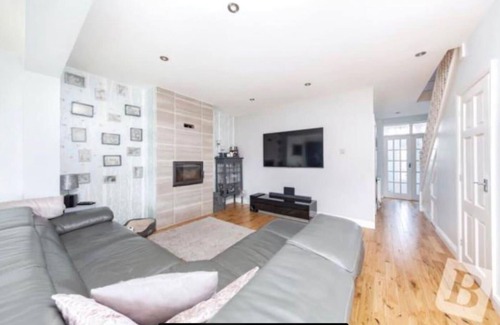 Squirrel's Heath House | Stunning 4-Bed House in Gidea Park