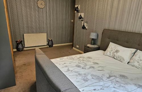 Sutton House | Stunning 4 bed house with huge garden and parking