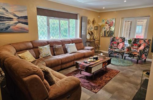 Sutton House | Stunning 4 bed house with huge garden and parking