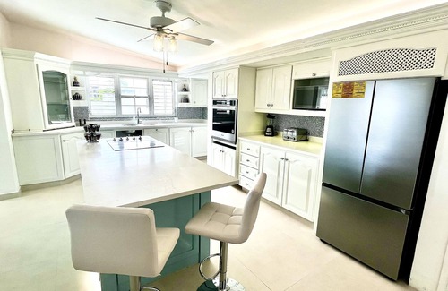 Bridgetown House | Stunning 4 bed luxury villa with infinity pool, jacuzzi & panoramic sea views