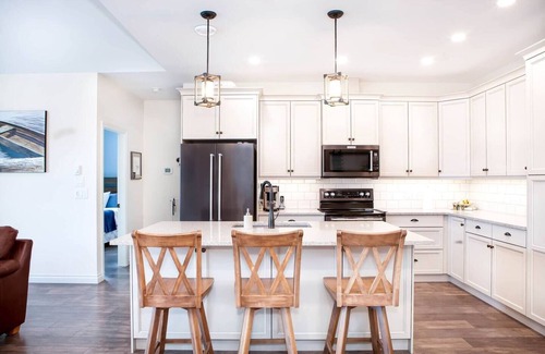 Okanagan-Similkameen House | Stunning 4-Bedroom 2 Storey Retreat – Sleeps up to12