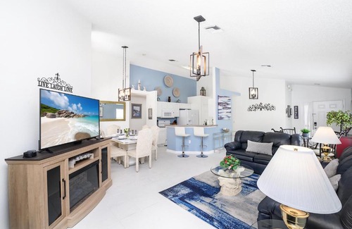 Lake Berkley House | Stunning 4BR Resort Home with Private Pool, Games Room & BBQ, near Disney!