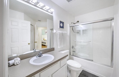 Lake Berkley House | Stunning 4BR Resort Home with Private Pool, Games Room & BBQ, near Disney!