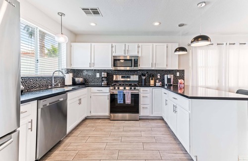 Las Vegas House | STUNNING 5 BDR, POOL W/HEATER, BBQ, WIFI & MORE