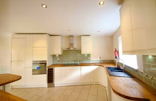Peterborough House | Stunning 5-Bed House in Peterborough, host 15 g
